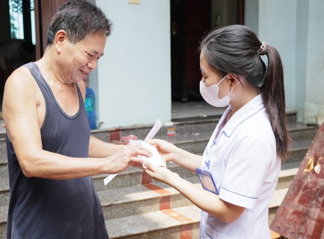 Hà Nội cử các tổ công tác xuống vùng ngập lụt chủ động giúp dân phòng dịch sau lũ- Ảnh 1. Hà Nội cử các tổ công tác xuống vùng ngập lụt chủ động giúp dân phòng dịch sau lũ- Ảnh 1.