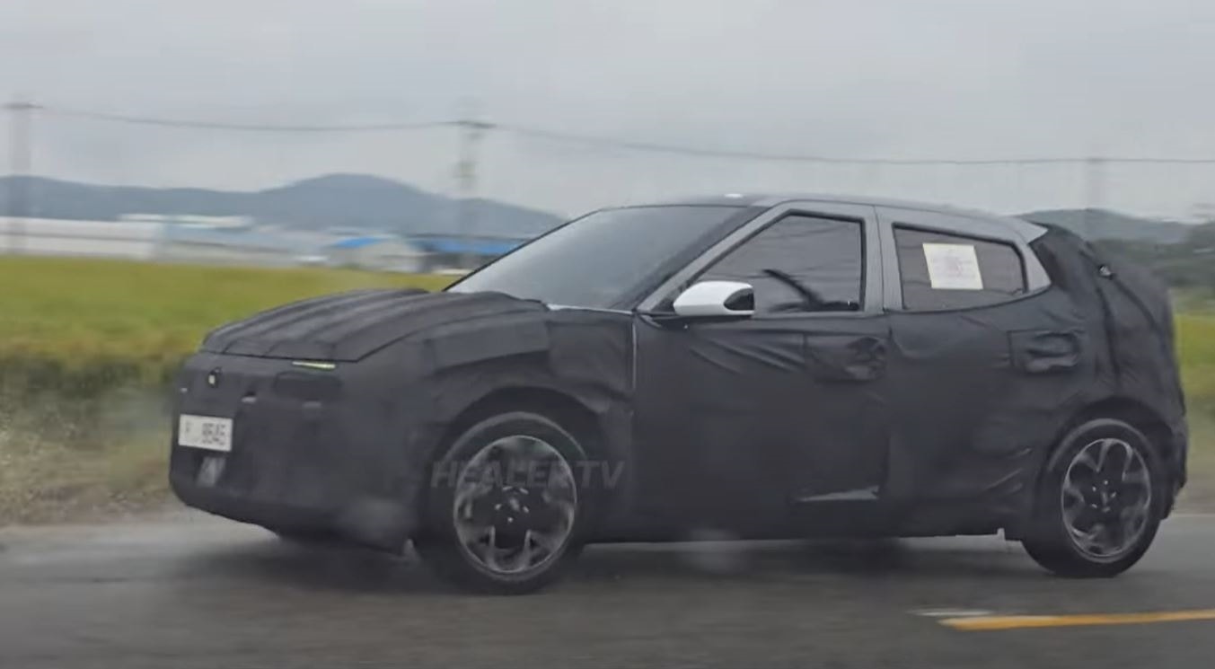 Mẫu xe được cho là IONIQ 3 đang di chuyển với lớp vải che. (Ảnh: Healer TV)