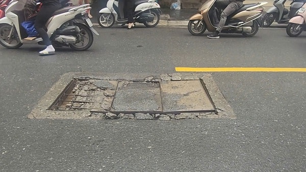 Cảnh báo: Nắp hố ga, miệng cống biến thành 'bẫy' trên đường Hà Nội- Ảnh 4. Cảnh báo: Nắp hố ga, miệng cống biến thành 'bẫy' trên đường Hà Nội- Ảnh 4.