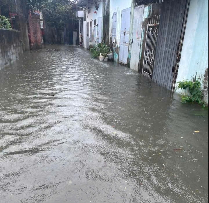Mưa lớn kéo dài, nhiều tuyến phố ở Hải Phòng bị ngập sâu- Ảnh 4. Mưa lớn kéo dài, nhiều tuyến phố ở Hải Phòng bị ngập sâu- Ảnh 4.