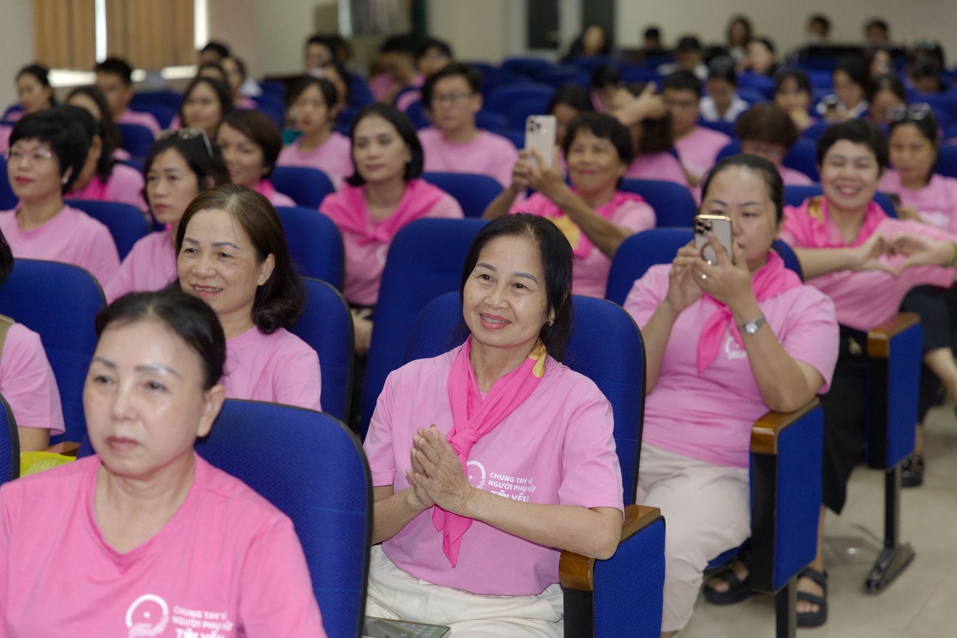 Thứ trưởng Bộ Y tế kêu gọi phụ nữ từ 40 tuổi hãy chủ động tầm soát, phát hiện sớm ung thư vú- Ảnh 3. Thứ trưởng Bộ Y tế kêu gọi phụ nữ từ 40 tuổi hãy chủ động tầm soát, phát hiện sớm ung thư vú- Ảnh 3.