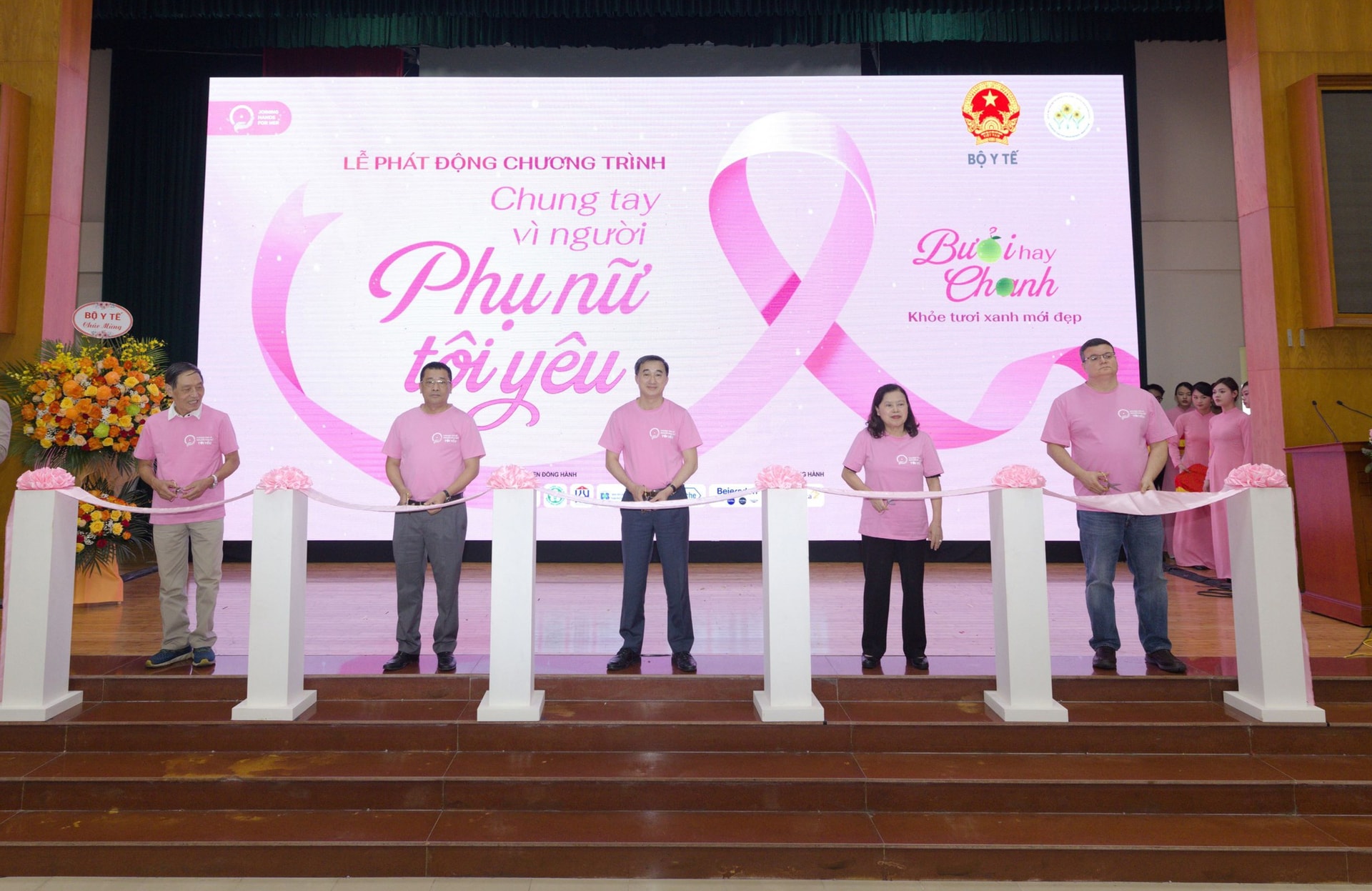 Thứ trưởng Bộ Y tế kêu gọi phụ nữ từ 40 tuổi hãy chủ động tầm soát, phát hiện sớm ung thư vú- Ảnh 4. Thứ trưởng Bộ Y tế kêu gọi phụ nữ từ 40 tuổi hãy chủ động tầm soát, phát hiện sớm ung thư vú- Ảnh 4.