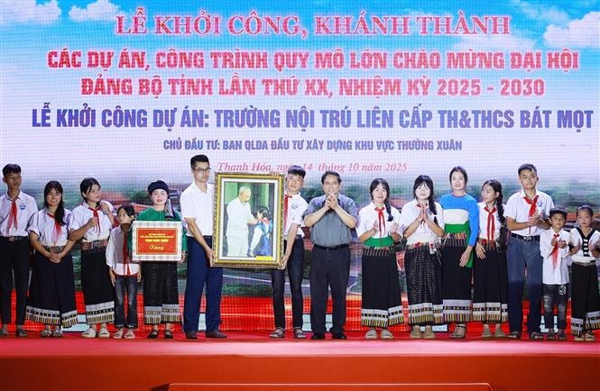 Thủ tướng Phạm Minh Chính dự khởi công trường học tại xã biên giới Bát Mọt, tỉnh Thanh Hoá- Ảnh 3. Thủ tướng Phạm Minh Chính dự khởi công trường học tại xã biên giới Bát Mọt, tỉnh Thanh Hoá- Ảnh 3.