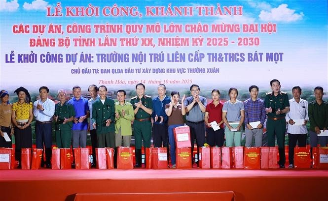 Thủ tướng Phạm Minh Chính dự khởi công trường học tại xã biên giới Bát Mọt, tỉnh Thanh Hoá- Ảnh 5. Thủ tướng Phạm Minh Chính dự khởi công trường học tại xã biên giới Bát Mọt, tỉnh Thanh Hoá- Ảnh 5.