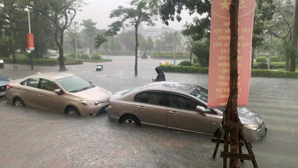 Mưa lớn kéo dài, nhiều tuyến phố ở Hải Phòng bị ngập sâu- Ảnh 2. Mưa lớn kéo dài, nhiều tuyến phố ở Hải Phòng bị ngập sâu- Ảnh 2.