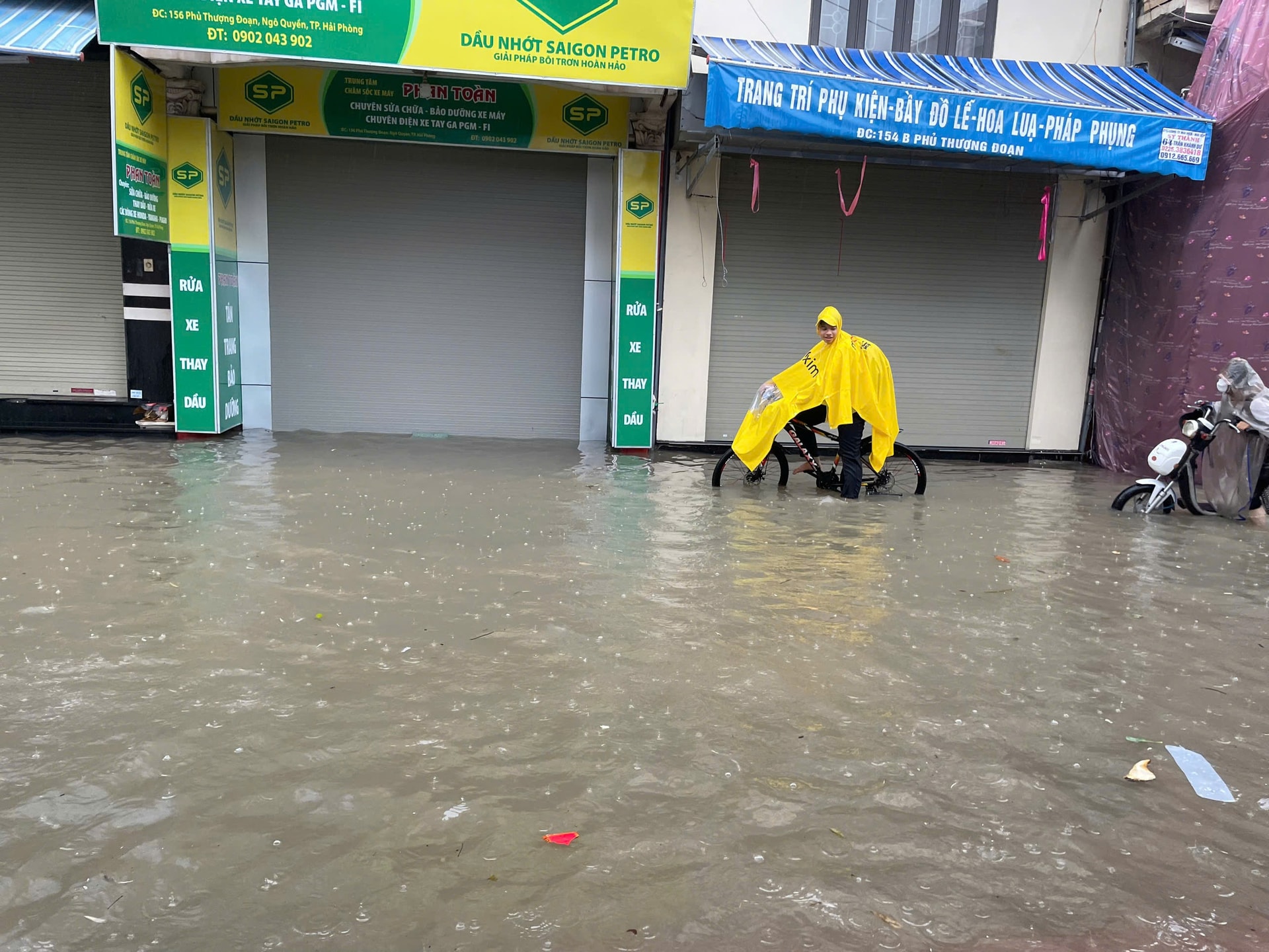 Mưa lớn kéo dài, nhiều tuyến phố ở Hải Phòng bị ngập sâu- Ảnh 6. Mưa lớn kéo dài, nhiều tuyến phố ở Hải Phòng bị ngập sâu- Ảnh 6.