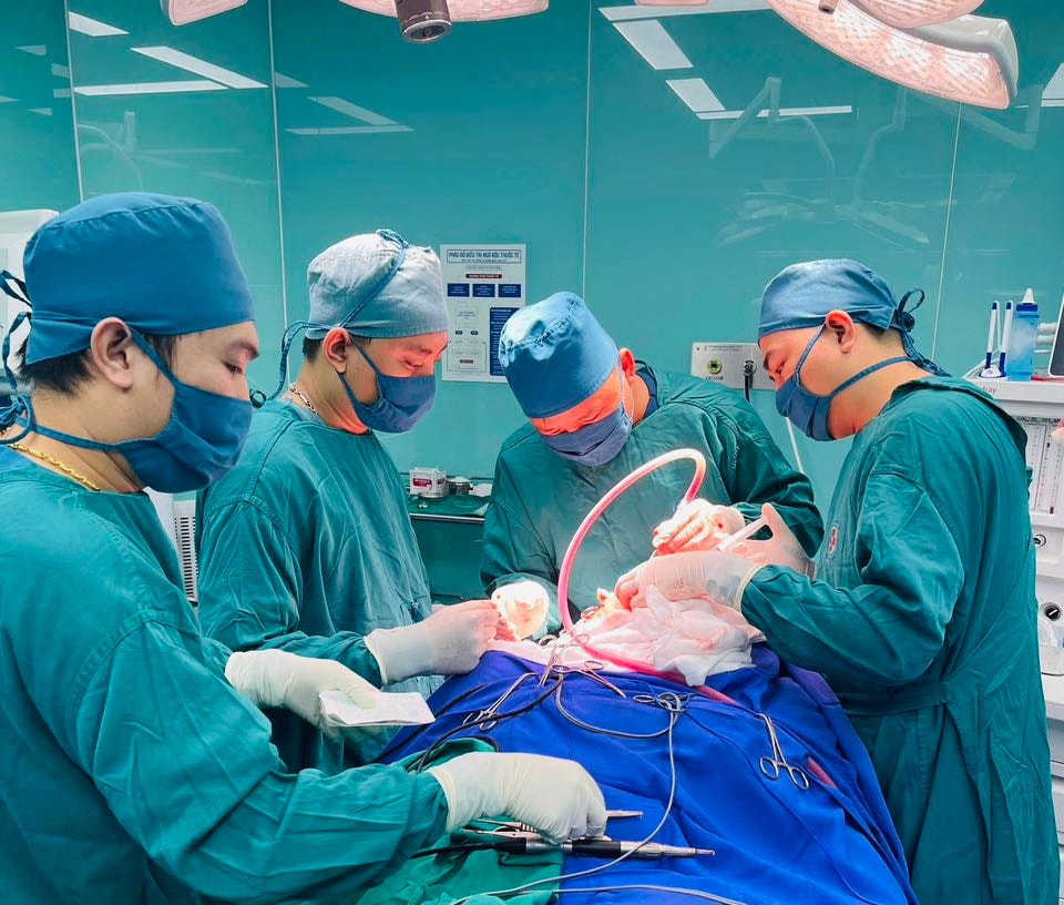 Giành sự sống ngoạn mục cho bệnh nhân chấn thương sọ não nặng, gãy 10 xương sườn- Ảnh 1. Giành sự sống ngoạn mục cho bệnh nhân chấn thương sọ não nặng, gãy 10 xương sườn- Ảnh 1.