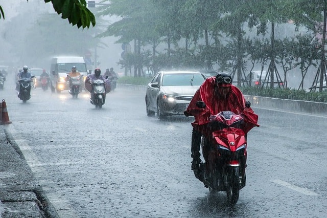 Hà Nội lại mưa lớn đúng giờ cao điểm, Trung Bộ và Nam Bộ có mưa rào rải rác- Ảnh 3.