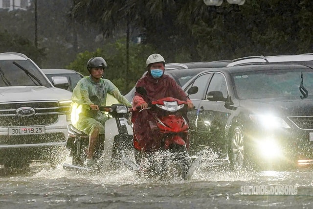 Hà Nội lại mưa lớn đúng giờ cao điểm, Trung Bộ và Nam Bộ có mưa rào rải rác- Ảnh 2.