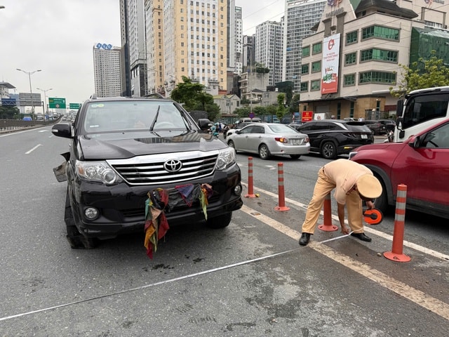 Diễn biến mới vụ tài xế ô tô nổ 2 lốp đi ngược chiều trên vành đai 3- Ảnh 2. Diễn biến mới vụ tài xế ô tô nổ 2 lốp đi ngược chiều trên vành đai 3- Ảnh 2.