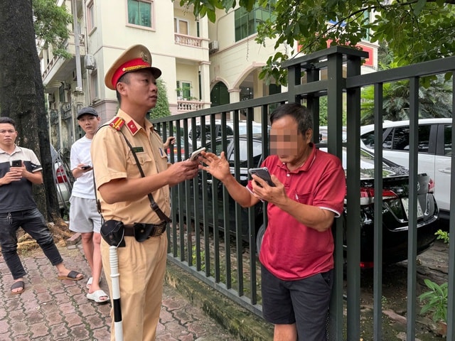 Diễn biến mới vụ tài xế ô tô nổ 2 lốp đi ngược chiều trên vành đai 3- Ảnh 3. Diễn biến mới vụ tài xế ô tô nổ 2 lốp đi ngược chiều trên vành đai 3- Ảnh 3.