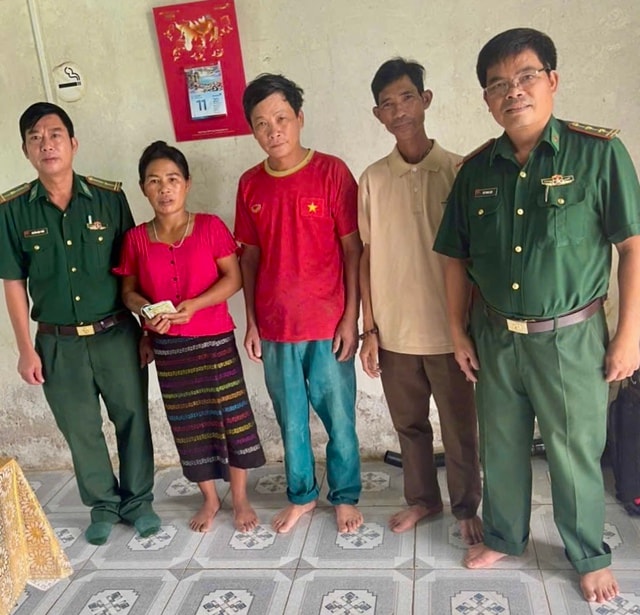 Người thợ xây nghèo nhặt được ví tiền tìm người trả lại- Ảnh 1. Người thợ xây nghèo nhặt được ví tiền tìm người trả lại- Ảnh 1.