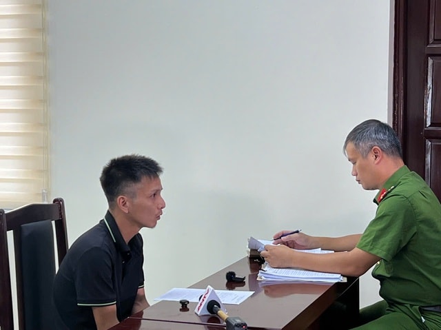 Khởi tố 4 đối tượng bơm trực tiếp nước máy vào bình Lavie để bán ở Hà Nội- Ảnh 1.