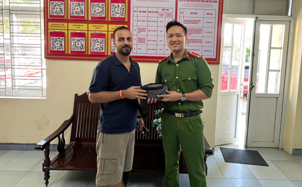 Làm rơi hàng nghìn USD, du khách nước ngoài may mắn được công an phường tìm giúp- Ảnh 1. Làm rơi hàng nghìn USD, du khách nước ngoài may mắn được công an phường tìm giúp- Ảnh 1.