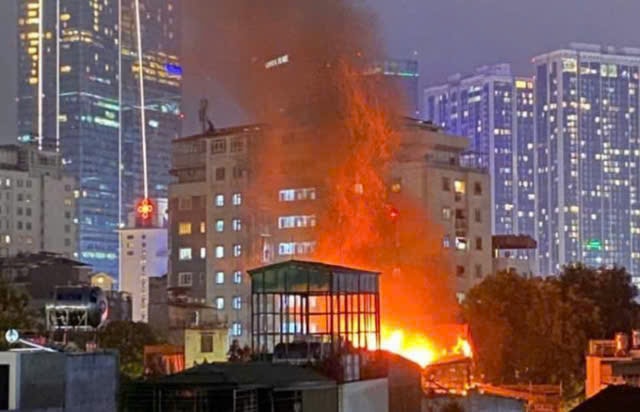 Vụ đốt rác gây cháy lớn ở Hà Nội: Cần chế tài mạnh để răn đe tâm lý 'làm bừa không sao'- Ảnh 1.