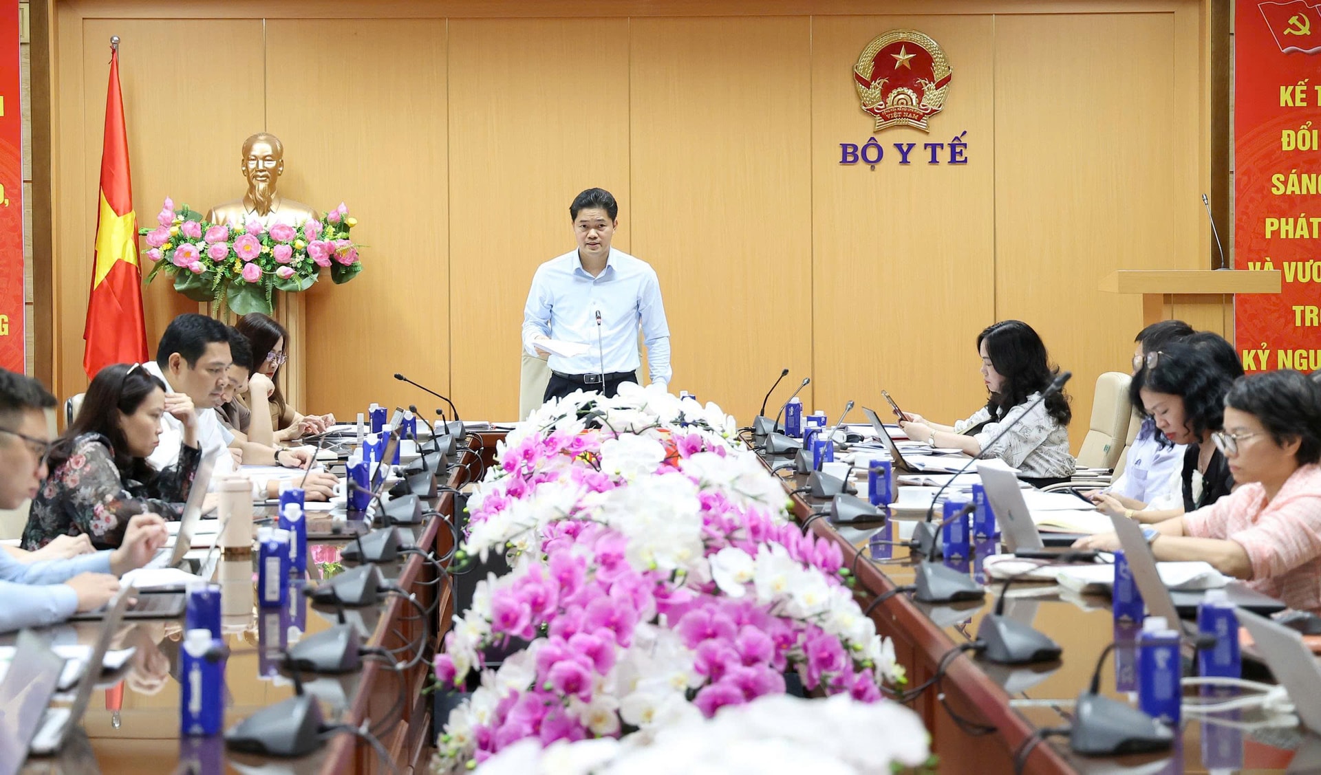 Thứ trưởng Thường trực Bộ Y tế Vũ Mạnh Hà làm việc với Vụ Bảo hiểm Y tế- Ảnh 1. Thứ trưởng Thường trực Bộ Y tế Vũ Mạnh Hà làm việc với Vụ Bảo hiểm Y tế- Ảnh 1.