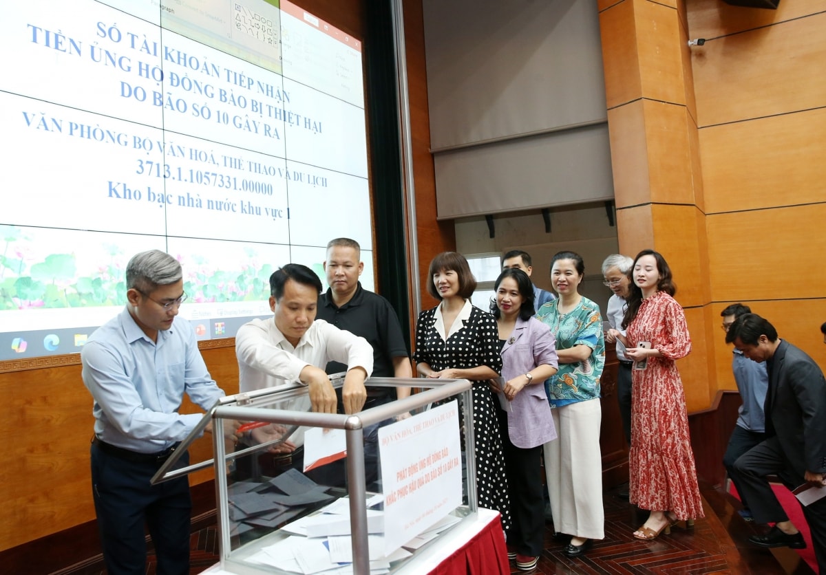 Quyên góp gần 4,3 tỉ đồng ủng hộ đồng bào bị thiệt hại do bão lũ- Ảnh 3. Quyên góp gần 4,3 tỉ đồng ủng hộ đồng bào bị thiệt hại do bão lũ- Ảnh 3.