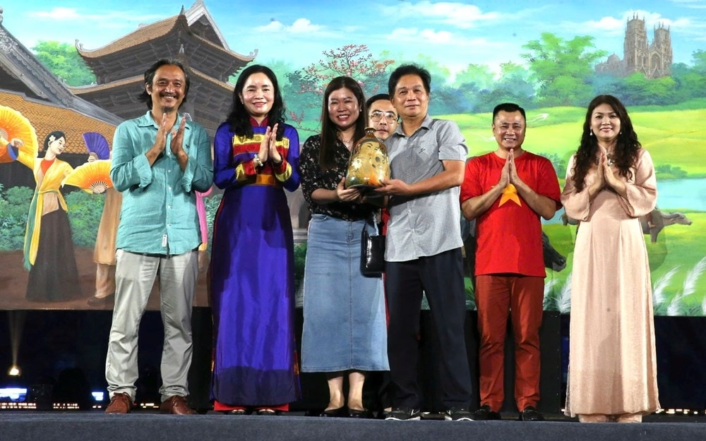 Quyên góp gần 4,3 tỉ đồng ủng hộ đồng bào bị thiệt hại do bão lũ- Ảnh 2. Quyên góp gần 4,3 tỉ đồng ủng hộ đồng bào bị thiệt hại do bão lũ- Ảnh 2.