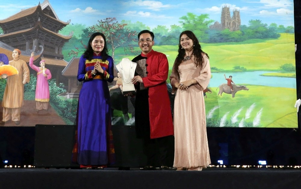 Quyên góp gần 4,3 tỉ đồng ủng hộ đồng bào bị thiệt hại do bão lũ- Ảnh 1. Quyên góp gần 4,3 tỉ đồng ủng hộ đồng bào bị thiệt hại do bão lũ- Ảnh 1.