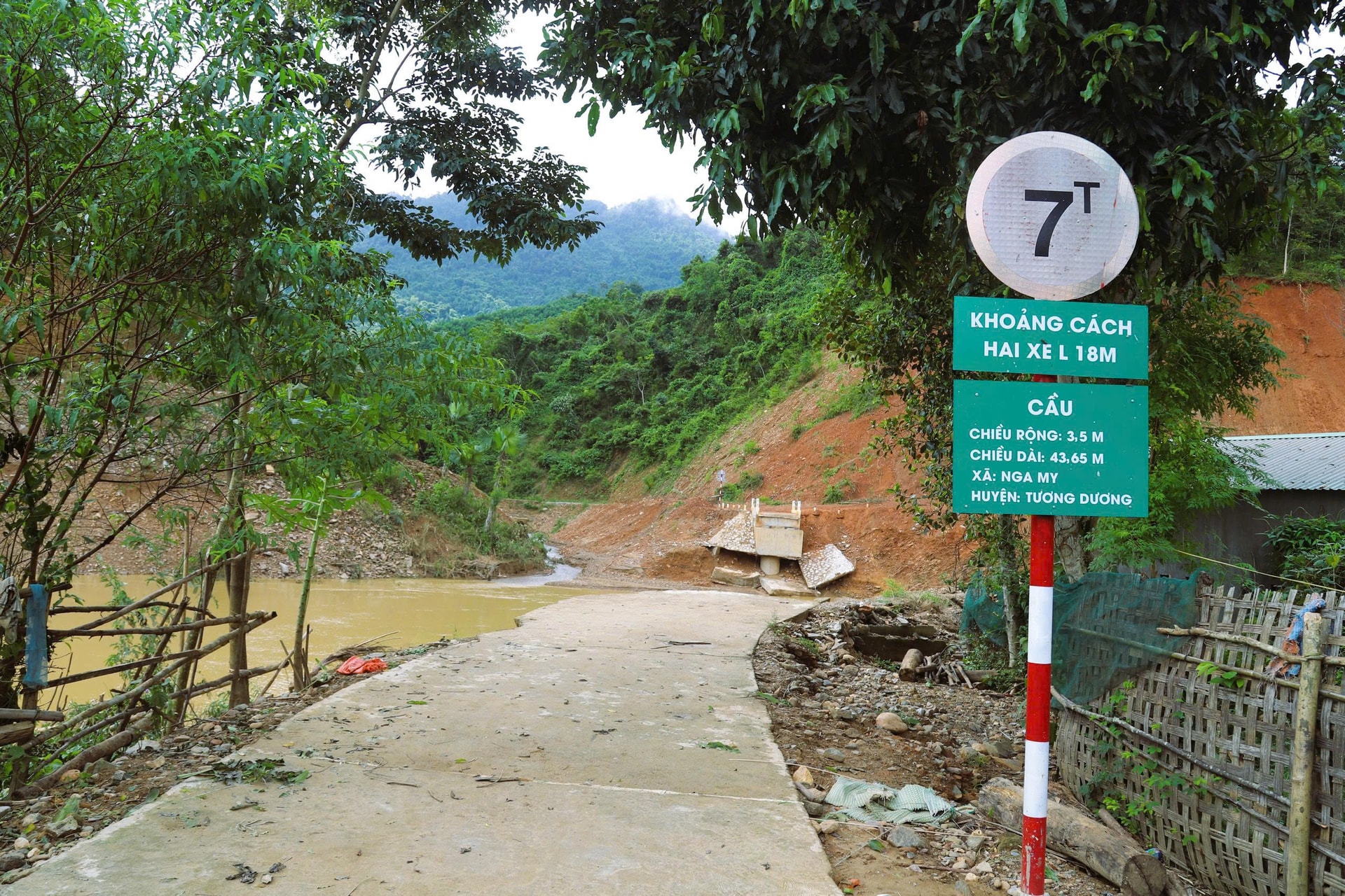 Lũ cuốn trôi cầu, người dân kết bè liều mình qua suối- Ảnh 1. Lũ cuốn trôi cầu, người dân kết bè liều mình qua suối- Ảnh 1.