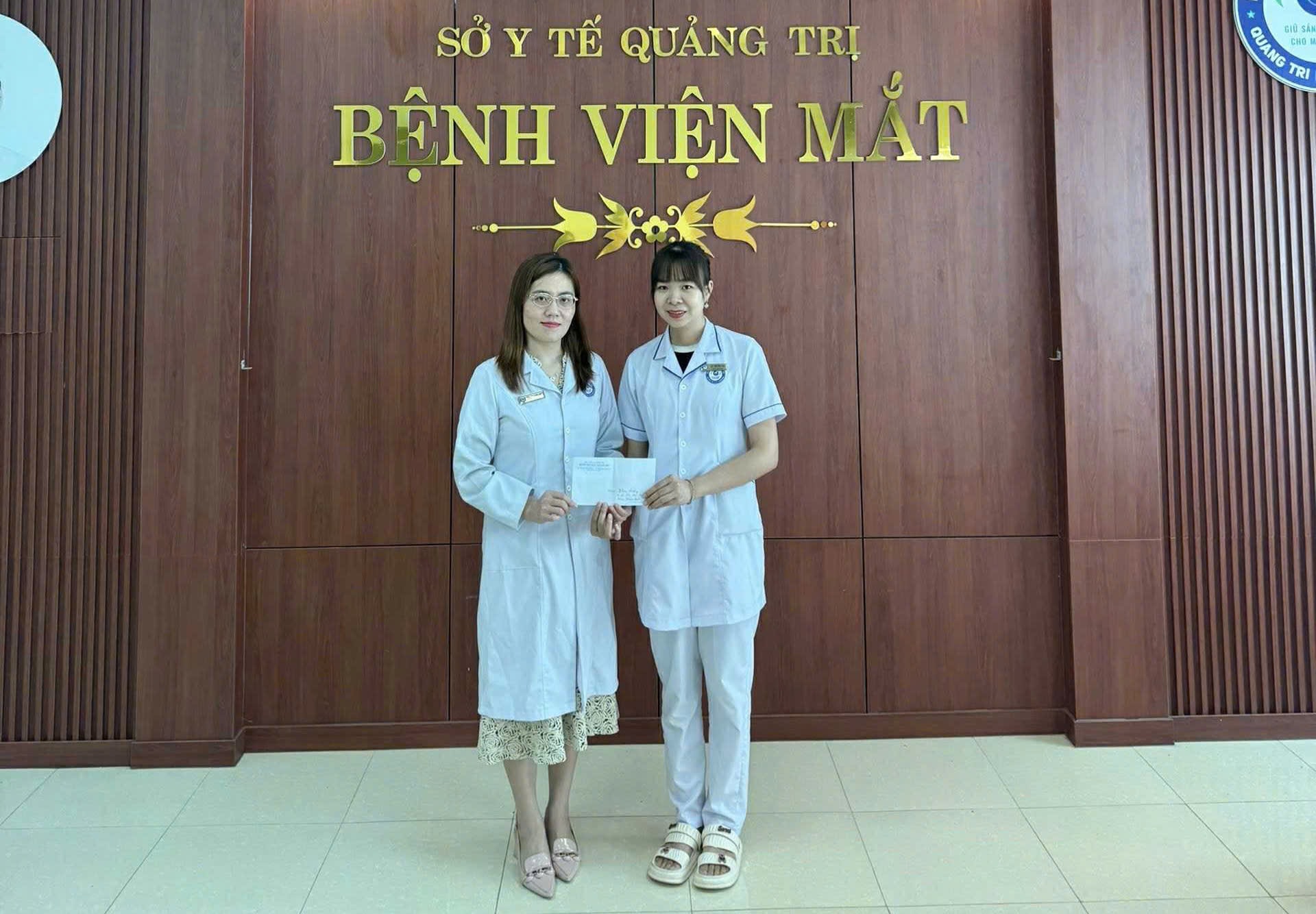 Video nữ điều dưỡng bệnh viện mắt nhanh trí cứu người đàn ông ngưng tim- Ảnh 1. Video nữ điều dưỡng bệnh viện mắt nhanh trí cứu người đàn ông ngưng tim- Ảnh 1.