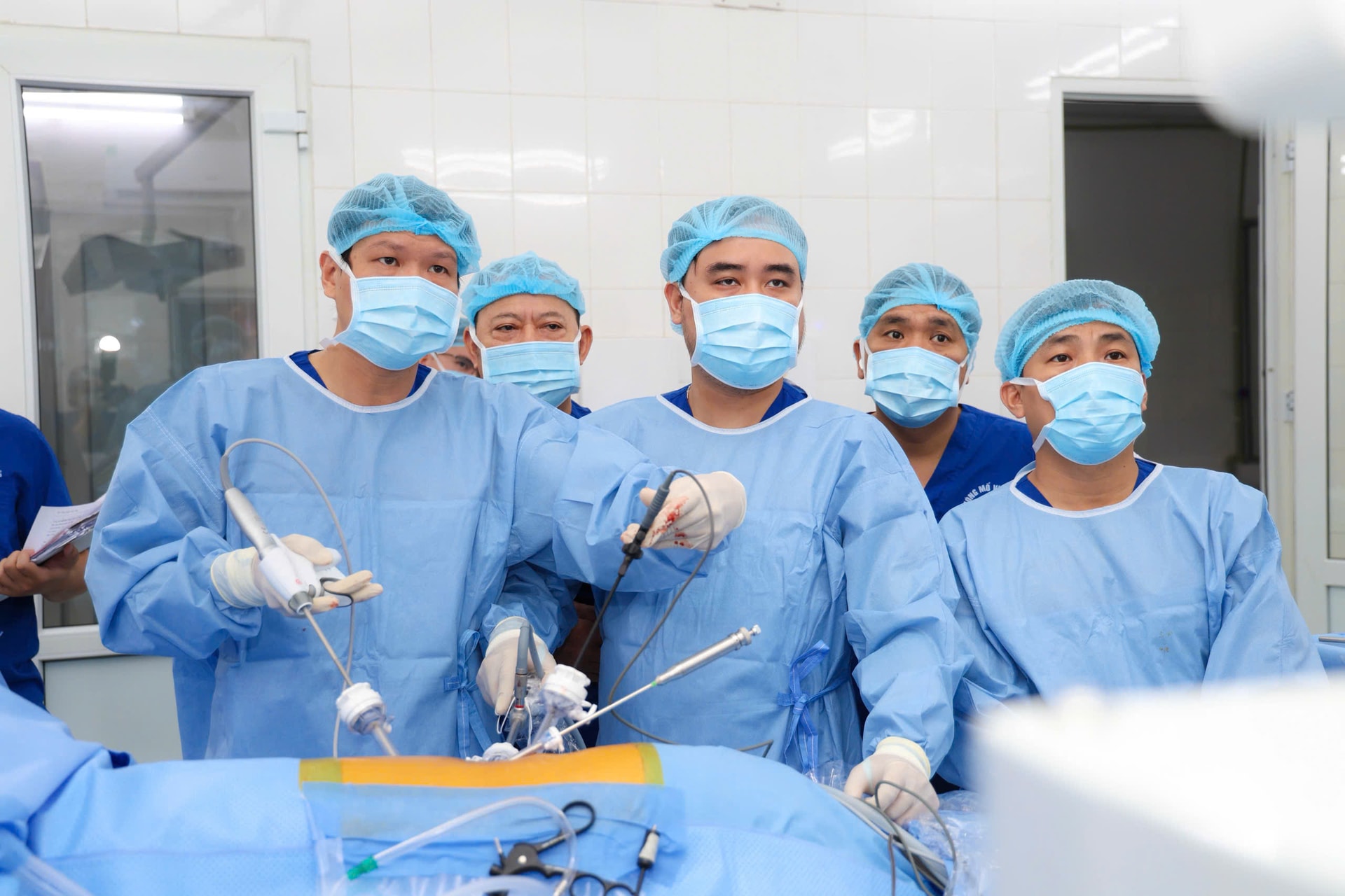 Xúc động ca ghép thận mẹ hiến cho con tại Bệnh viện Hữu nghị Việt Tiệp- Ảnh 2. Xúc động ca ghép thận mẹ hiến cho con tại Bệnh viện Hữu nghị Việt Tiệp- Ảnh 2.