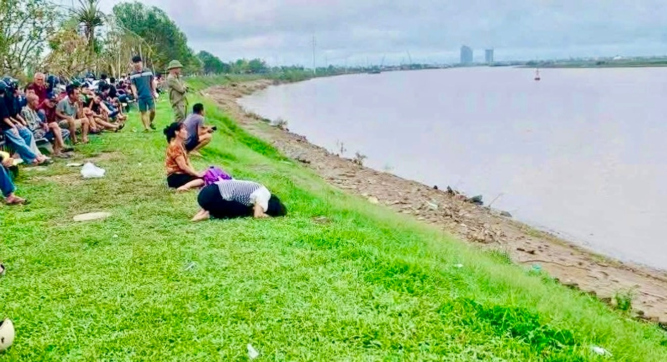 Vụ cha ôm hai con nhảy cầu Bến Thuỷ: Tìm thấy thi thể hai bé gái- Ảnh 2. Vụ cha ôm hai con nhảy cầu Bến Thuỷ: Tìm thấy thi thể hai bé gái- Ảnh 2.