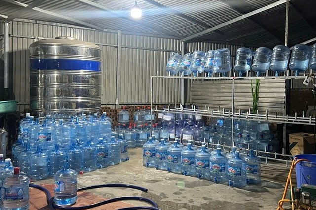 Từ vụ 20.000 bình nước Lavie giả: Cách nào để nhận biết nước đóng bình an toàn?- Ảnh 1. Từ vụ 20.000 bình nước Lavie giả: Cách nào để nhận biết nước đóng bình an toàn?- Ảnh 1.