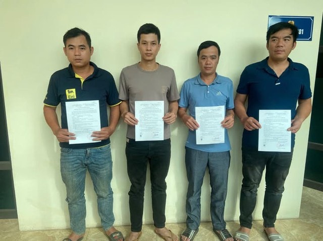 Vạch trần thủ đoạn lừa đảo của nhóm thanh niên 'đập đá tìm ngọc' - Ảnh 1.