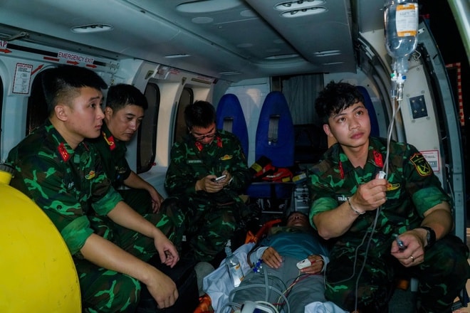 Bệnh nhân nhồi máu cơ tim nguy kịch được trực thăng đưa từ đảo Thuyền Chài về đất liền cấp cứu- Ảnh 2. Bệnh nhân nhồi máu cơ tim nguy kịch được trực thăng đưa từ đảo Thuyền Chài về đất liền cấp cứu- Ảnh 2.