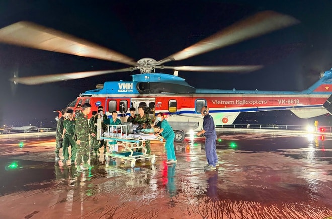 Bệnh nhân nhồi máu cơ tim nguy kịch được trực thăng đưa từ đảo Thuyền Chài về đất liền cấp cứu- Ảnh 1. Bệnh nhân nhồi máu cơ tim nguy kịch được trực thăng đưa từ đảo Thuyền Chài về đất liền cấp cứu- Ảnh 1.