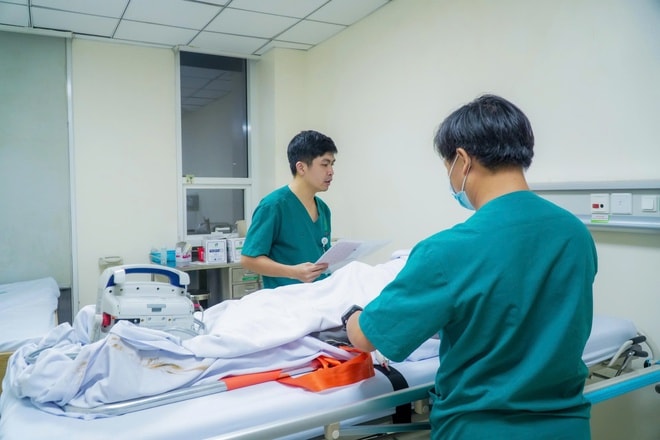 Bệnh nhân nhồi máu cơ tim nguy kịch được trực thăng đưa từ đảo Thuyền Chài về đất liền cấp cứu- Ảnh 3. Bệnh nhân nhồi máu cơ tim nguy kịch được trực thăng đưa từ đảo Thuyền Chài về đất liền cấp cứu- Ảnh 3.