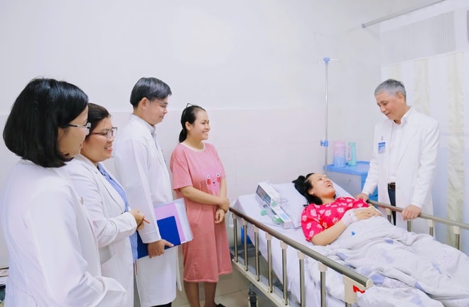 Cứu sống thai nhi 29 tuần tuổi nhờ thông tim ngay trong bụng mẹ- Ảnh 2.