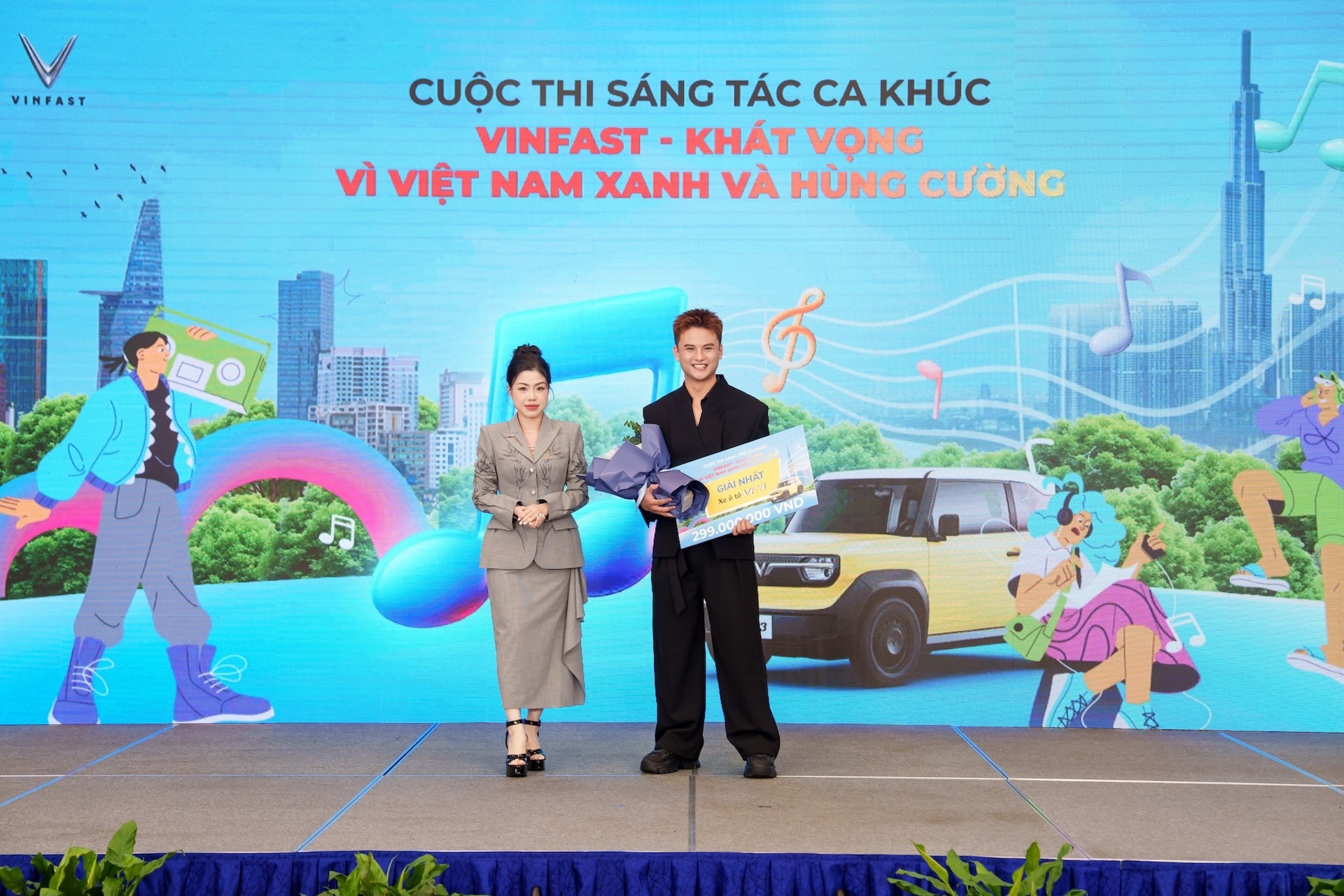 Bà Dương Thị Thu Trang, Phó Tổng Giám đốc Kinh doanh - Marketing VinFast toàn cầu, trao giải Nhất cho tác giả Mai Xuân Thứ.