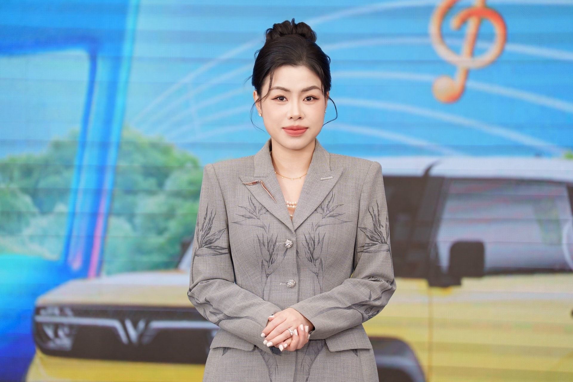 Bà Dương Thị Thu Trang, Phó Tổng Giám đốc Kinh doanh - Marketing VinFast toàn cầu, tại lễ trao giải cuộc thi sáng tác ca khúc “VinFast – Khát vọng vì Việt Nam xanh và Hùng Cường”.