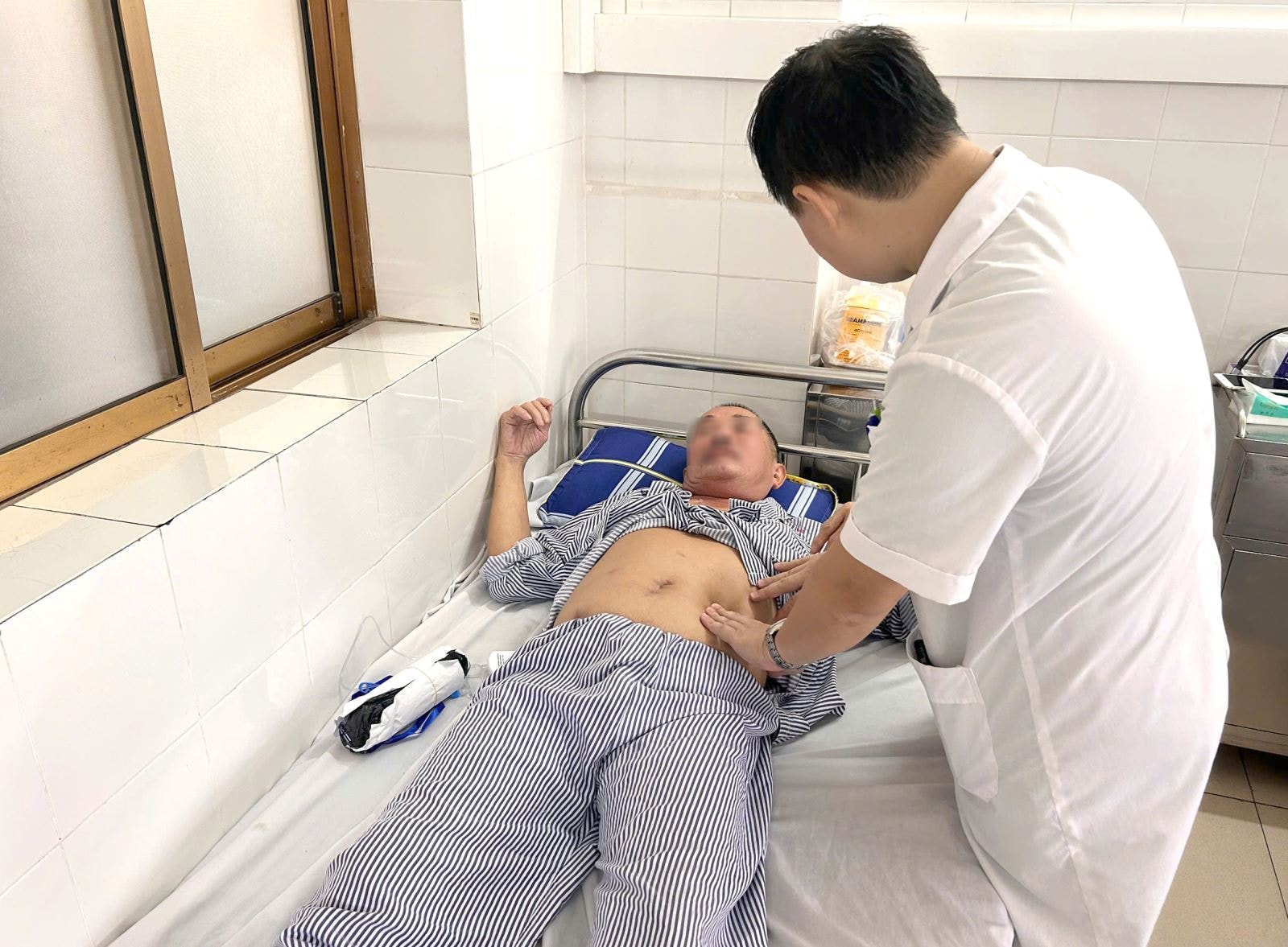 Người đàn ông được bác sĩ phát hiện mắc cùng lúc 2 bệnh ung thư- Ảnh 1. Người đàn ông được bác sĩ phát hiện mắc cùng lúc 2 bệnh ung thư- Ảnh 1.