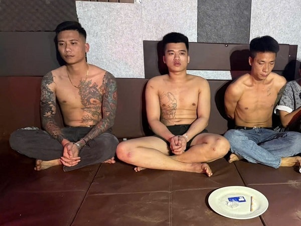 Lật tẩy quán 'karaoke gia đình' ở Hà Nội, phát hiện 9 người dương tính ma túy- Ảnh 1. Lật tẩy quán 'karaoke gia đình' ở Hà Nội, phát hiện 9 người dương tính ma túy- Ảnh 1.