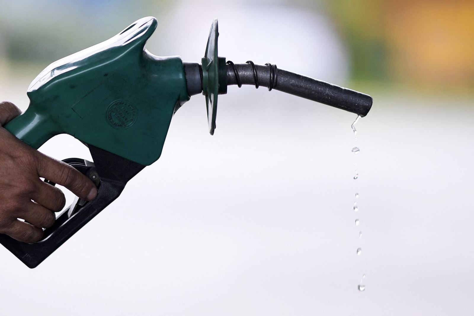 Giá dầu giảm xuống đáy 5 tháng do căng thẳng thương mại Mỹ - Trung- Ảnh 1. Giá dầu giảm xuống đáy 5 tháng do căng thẳng thương mại Mỹ - Trung- Ảnh 1.