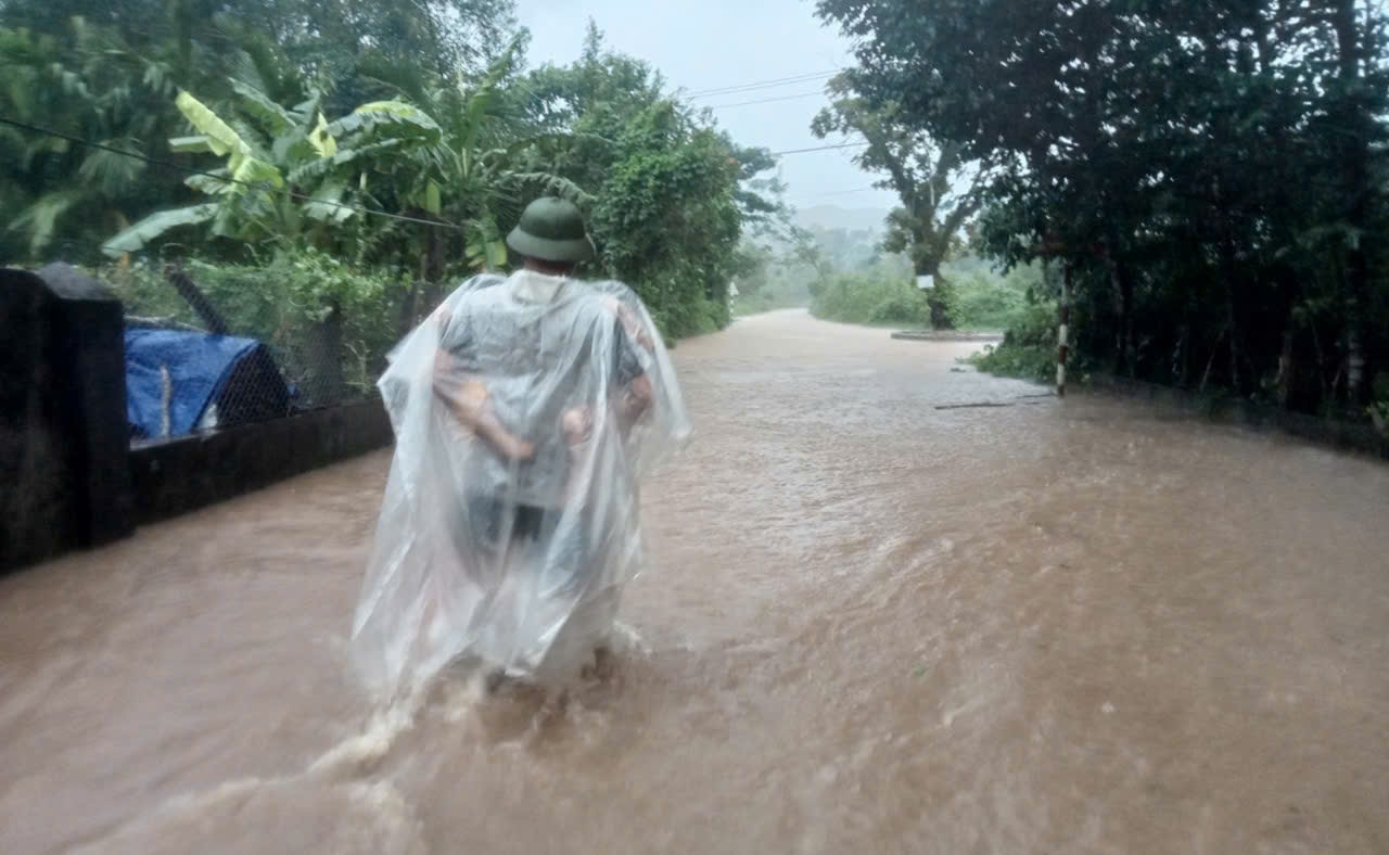 Mưa lớn, hàng nghìn học sinh ở Huế nghỉ học- Ảnh 6. Mưa lớn, hàng nghìn học sinh ở Huế nghỉ học- Ảnh 6.