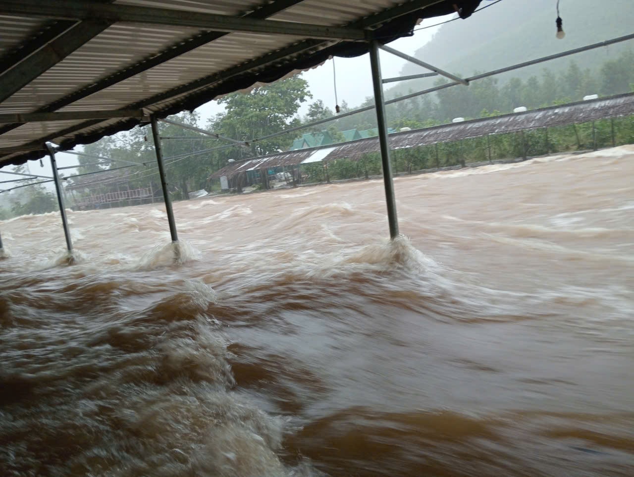 Mưa lớn, hàng nghìn học sinh ở Huế nghỉ học- Ảnh 2. Mưa lớn, hàng nghìn học sinh ở Huế nghỉ học- Ảnh 2.