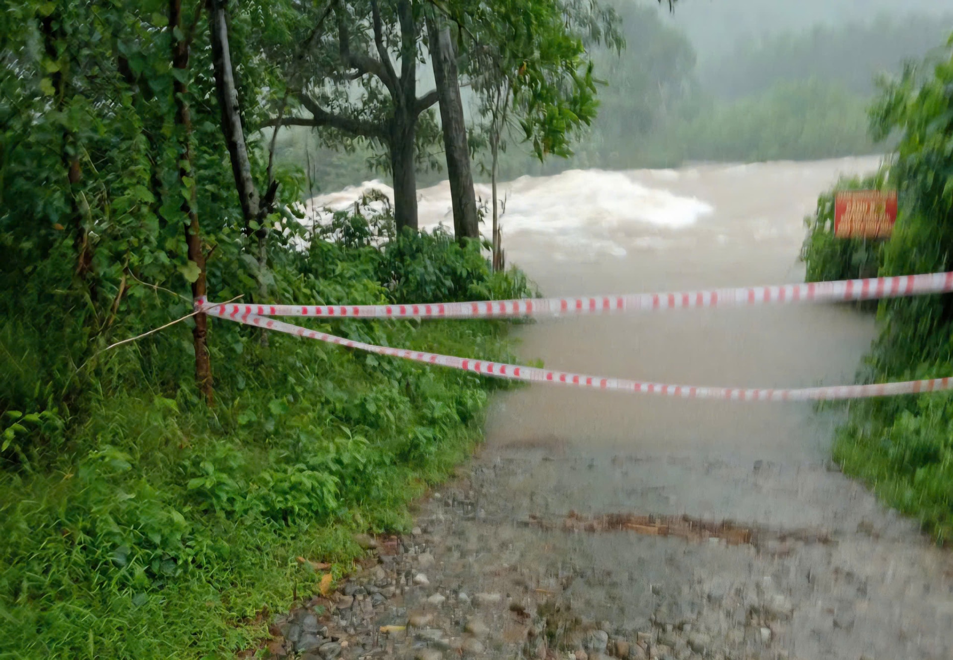 Mưa lớn, hàng nghìn học sinh ở Huế nghỉ học- Ảnh 5. Mưa lớn, hàng nghìn học sinh ở Huế nghỉ học- Ảnh 5.