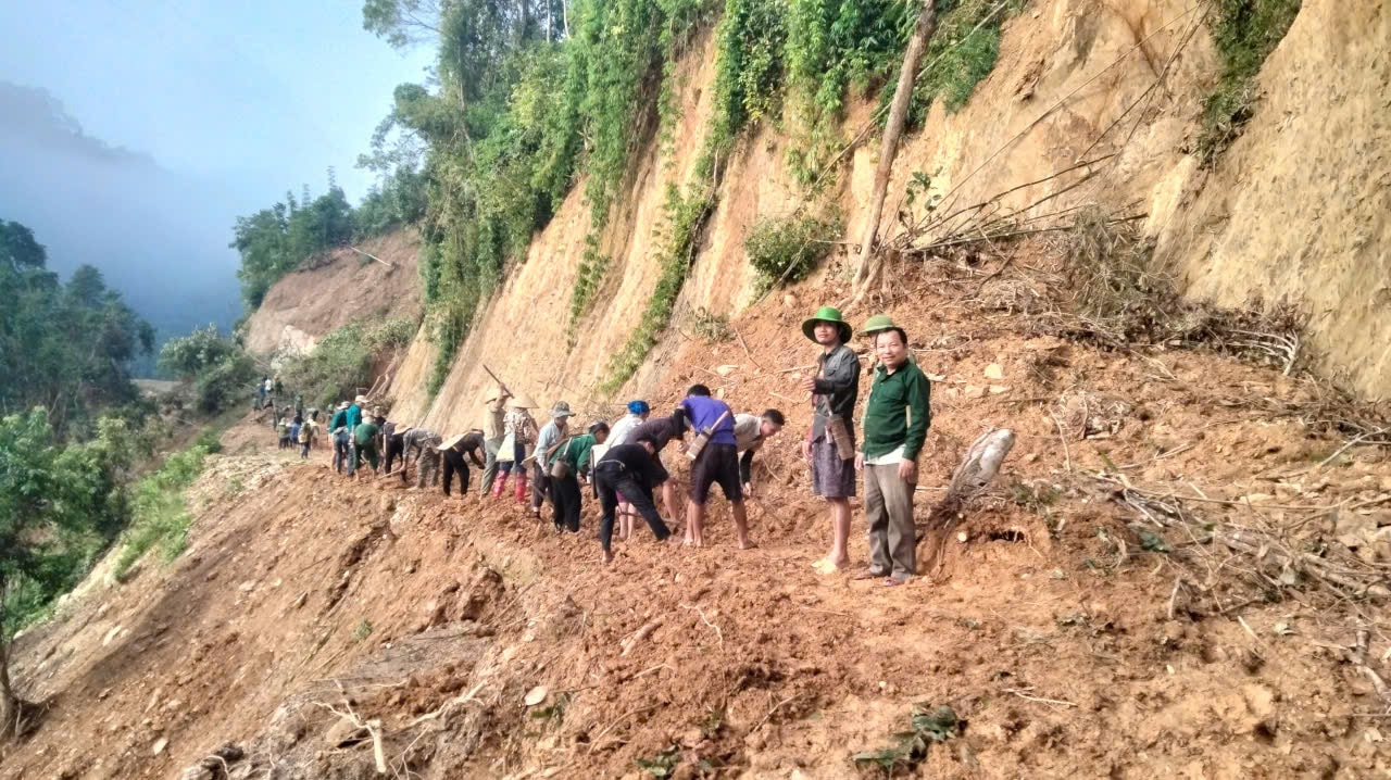 Sạt lở vùi lấp đường lên bản, hàng trăm hộ dân vùng cao Nghệ An bị cô lập- Ảnh 1. Sạt lở vùi lấp đường lên bản, hàng trăm hộ dân vùng cao Nghệ An bị cô lập- Ảnh 1.