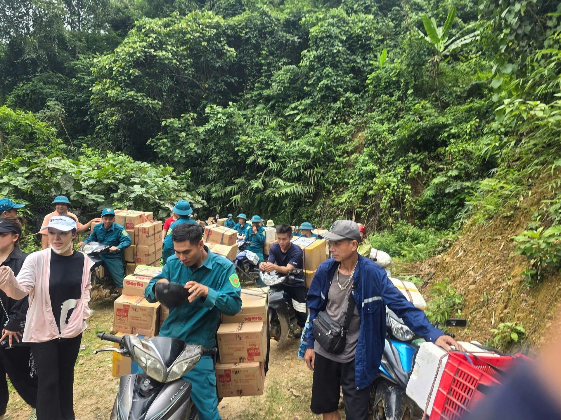 Sạt lở vùi lấp đường lên bản, hàng trăm hộ dân vùng cao Nghệ An bị cô lập- Ảnh 2. Sạt lở vùi lấp đường lên bản, hàng trăm hộ dân vùng cao Nghệ An bị cô lập- Ảnh 2.