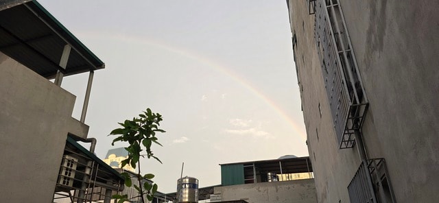 Bầu trời Hà Nội vàng rực kỳ lạ, xuất hiện cầu vồng từ sáng sớm- Ảnh 5. Bầu trời Hà Nội vàng rực kỳ lạ, xuất hiện cầu vồng từ sáng sớm- Ảnh 5.