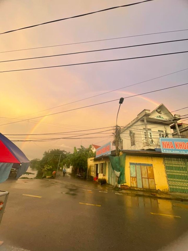 Bầu trời Hà Nội vàng rực kỳ lạ, xuất hiện cầu vồng từ sáng sớm- Ảnh 9. Bầu trời Hà Nội vàng rực kỳ lạ, xuất hiện cầu vồng từ sáng sớm- Ảnh 9.