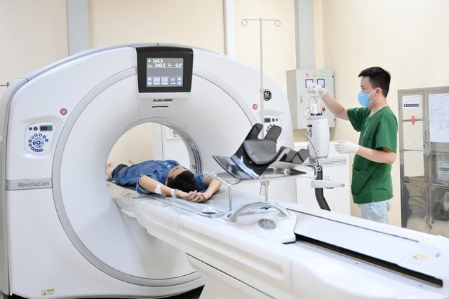 Dự thảo Báo cáo chính trị trình Đại hội XIV: Xây dựng hệ thống y tế công bằng, chất lượng, hiệu quả, bền vững- Ảnh 1.