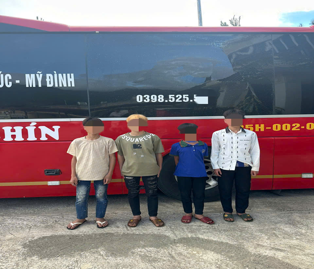 Hai xe khách bị ném vỡ kính trong đêm, bất ngờ thủ phạm gây ra vụ việc- Ảnh 1.