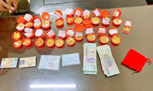 Bắt ổ nhóm lừa đảo 'mua vàng thật, bán vàng giả' - Ảnh 2.