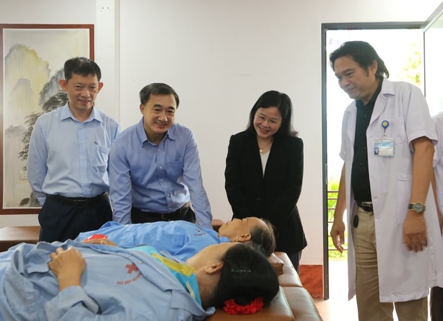 Đoàn công tác Bộ Y tế thăm hỏi, trao quà đồng bào tại Nghệ An: Khám chữa bệnh phải gắn với phòng bệnh suốt vòng đời- Ảnh 3.