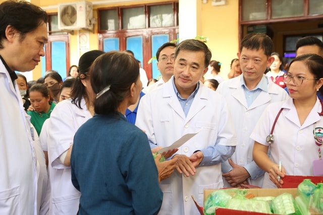 Đoàn công tác Bộ Y tế thăm hỏi, trao quà đồng bào tại Nghệ An: Khám chữa bệnh phải gắn với phòng bệnh suốt vòng đời- Ảnh 1.